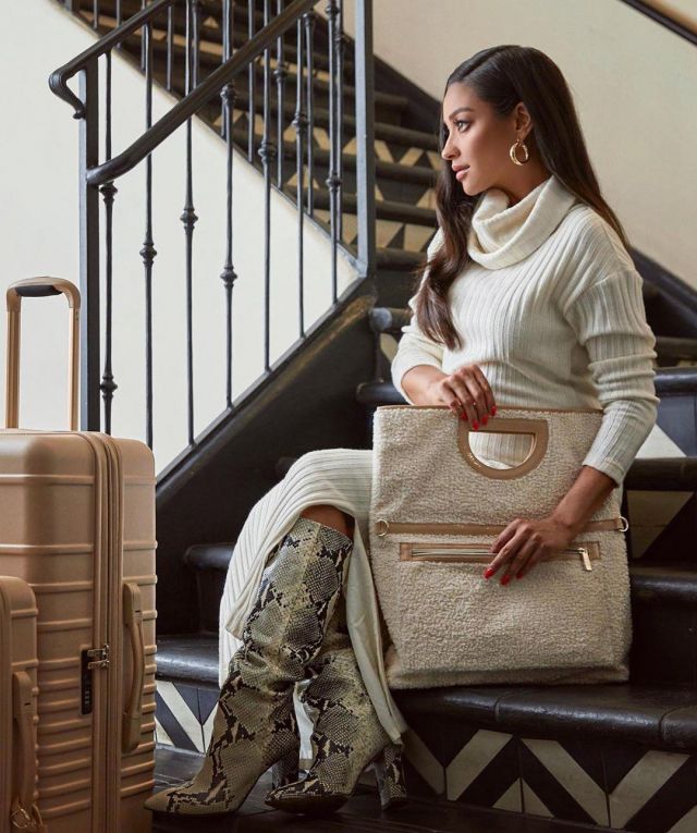 The white bag worn by Shay Mitchell on the account Instagram of @shaymitchell