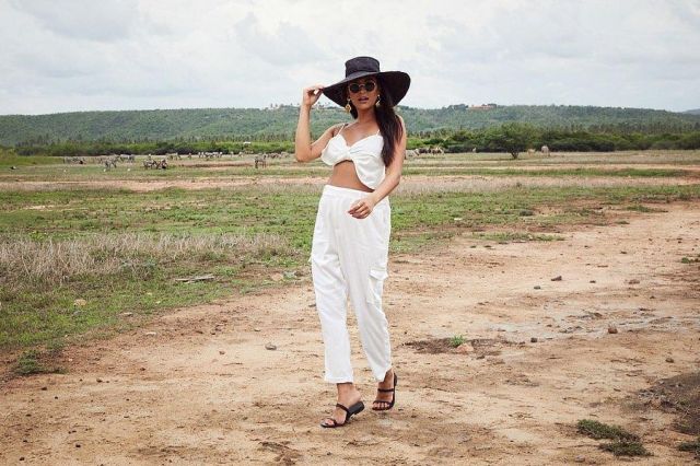 The white pants wide high waist Shay Mitchell on the account Instagram of @shaymitchell