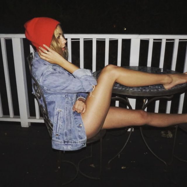Le bonnet rouge de Ashley Benson sur le compte Instagram de @ashleybenson