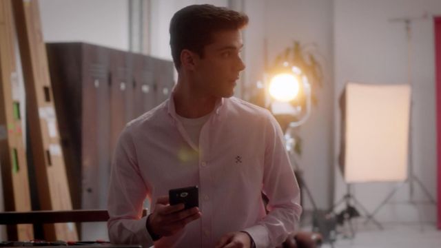 La chemise blanche à rayures roses portée par Polo (Álvaro Rico) dans Elite saison 1 épisode 6