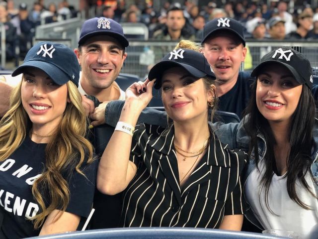 The black baseball cap NY Yankees Ashley Benson on the account Instagram of @ashleybenson