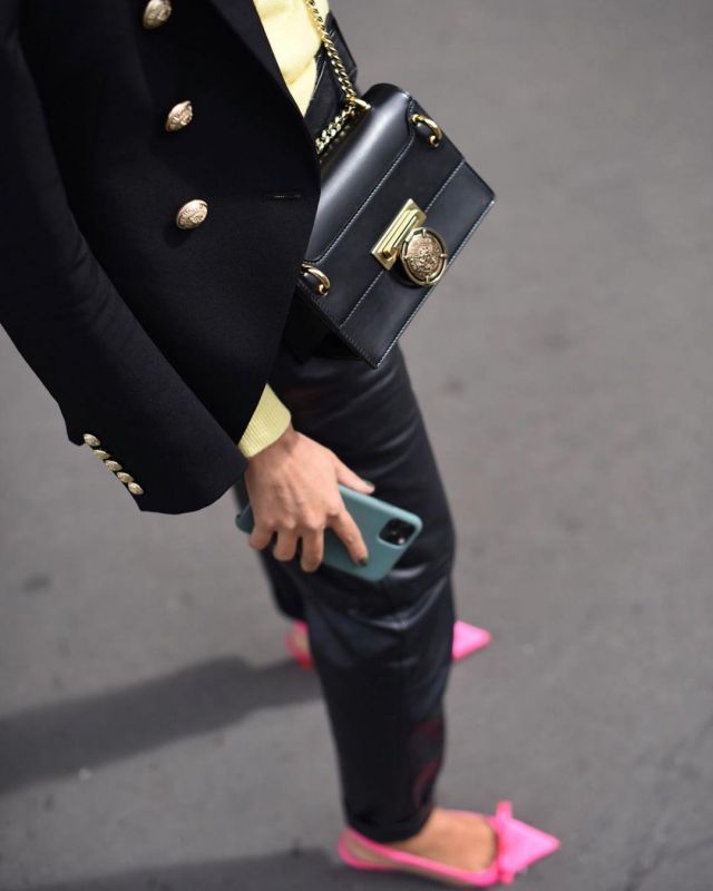 Black blazers of Elisa Taviti on the Instagram account @elisataviti
