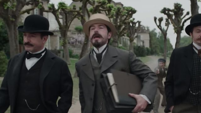 The bowler hat black worn by Picquart (Jean Dujardin) in I accuse