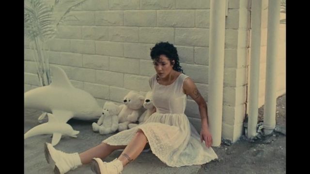 White dress with lace detail worn by Halsey in the clip Halsey - Graveyard