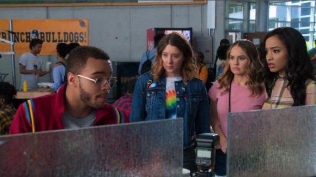 Alice + Olivia Shira roll sleeve tee-shirt porté par Nonnie Thompson (Kimmy Boucliers) en Insatiable de la Saison 02 Episode 05