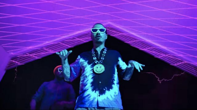 Tie-Dye Shirt de J Balvin dans Les Black Eyed Peas, J Balvin - RITMO (Bad Boys Pour la Vie)