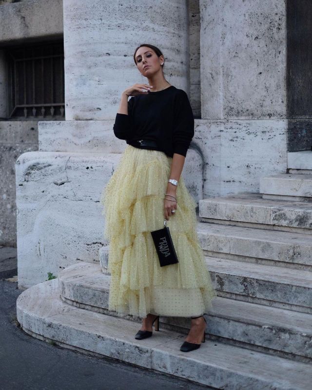 Suéteres negros de Elisa Taviti en la cuenta de Instagram @elisataviti