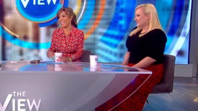 Suéter de manga de hojaldre Lini Abigail usado por Meghan McCain en The View 15 de octubre de 2019