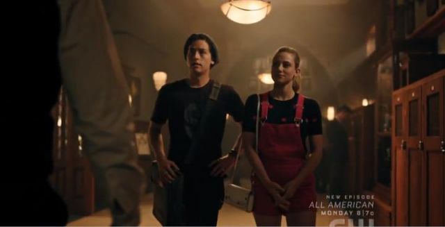  Rose BDG Leila Denim Shortall Global porté par Betty Cooper (Lili Reinhart) à Riverdale Saison 4 Épisode 2