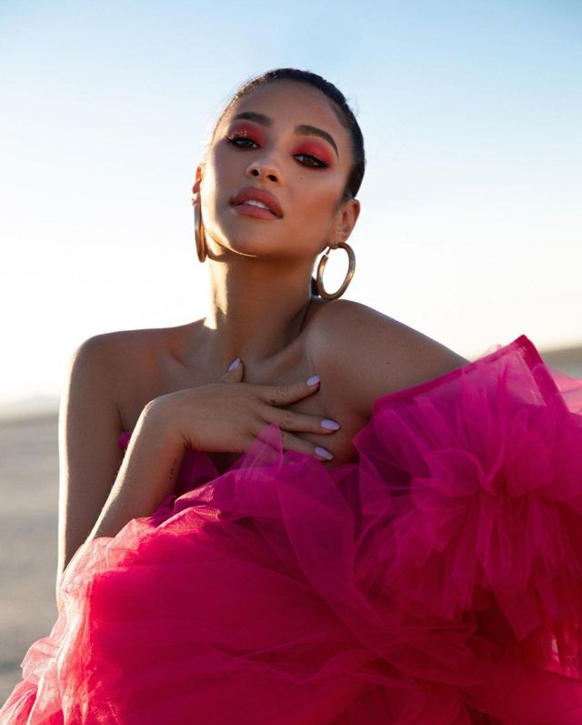 The creole golden and Shay Mitchell on the account Instagram of @shaymitchell