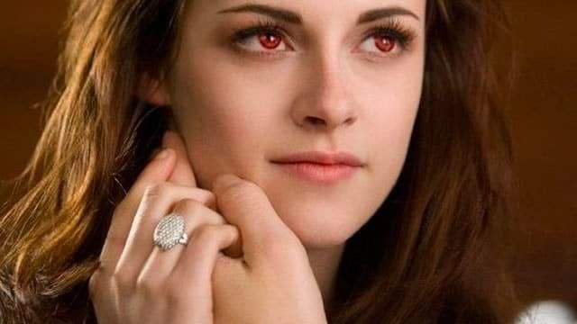 La réplique de la bague de fiançailles de Bella Swan (Kristen Stewart) dans Twilight, chapitre 4 : Révélation, 1ère partie