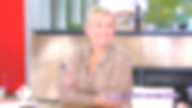 La blouse imprimé floral de Anne-Élisabeth Lemoine dans C à vous