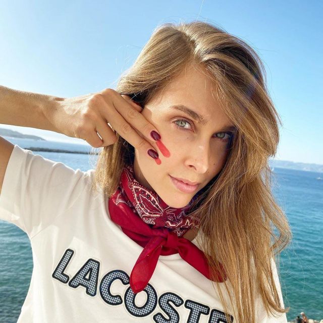 Le tee shirt col rond badge Lacoste à carreaux de Ophélie Meunier sur son compte Instagram @opheliemeunier