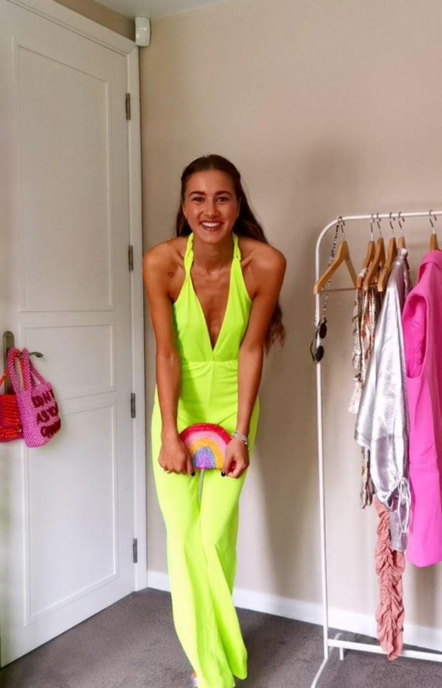 Yel­low Plunge Neck Slinky Jer­sey Beach Jump­suit of Alex Serruys on the Instagram account @alexincolour
