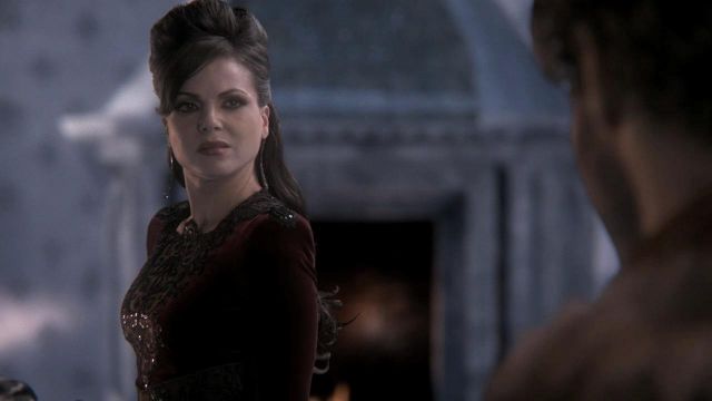 La robe rouge sirène de Regina Mills (Lana Parrilla) dans Once Upon a Time (S01)