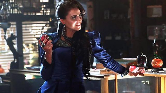 La tenue bleue de Regina Mills (Lana Parrilla) dans Once Upon a Time