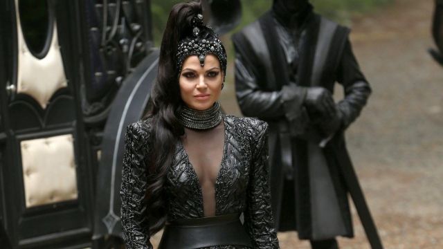 La robe noire sirène de Regina Mills (Lana Parrilla) dans Once Upon a Time (S01)