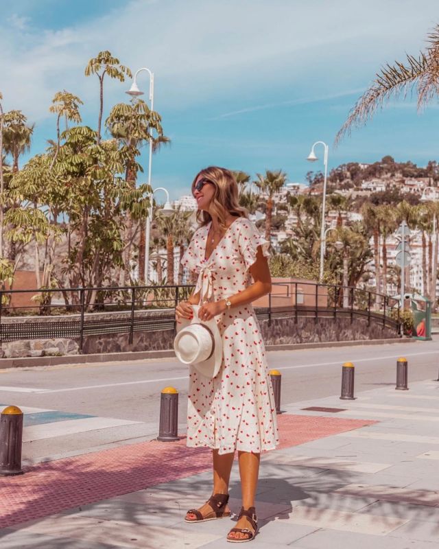 Flo­ral Mi­di Dress of Maria Tavera on the Instagram account @mariatavera