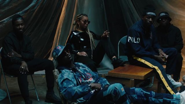 La veste en jean bleue de Tiakola dans le clip Paris La Nuit de 4Keus