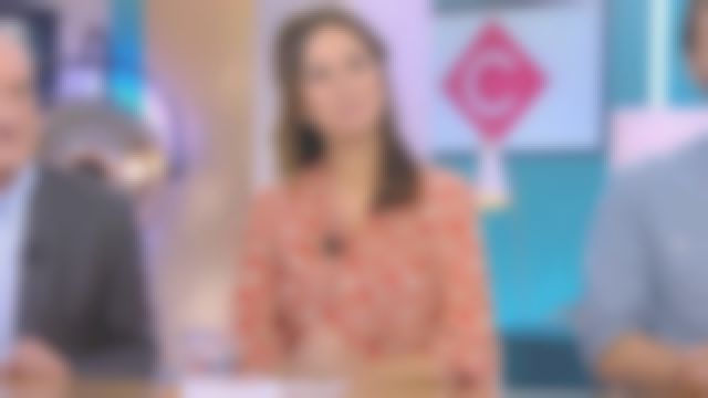 La robe longue col à nouer imprimée en soie Rouge de Marion Ruggieri dans C à vous le 18.10.2019
