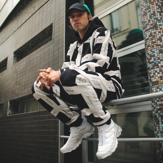 Les baskets blanches salomon portées par Orelsan sur son compte Instagram