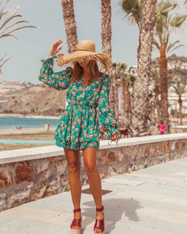 Green flo­ral mi­ni dress of Maria Tavera on the Instagram account @mariatavera