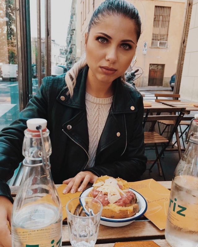 Bick­er Black Jack­et of Arianna on the Instagram account @ariannatavaglione