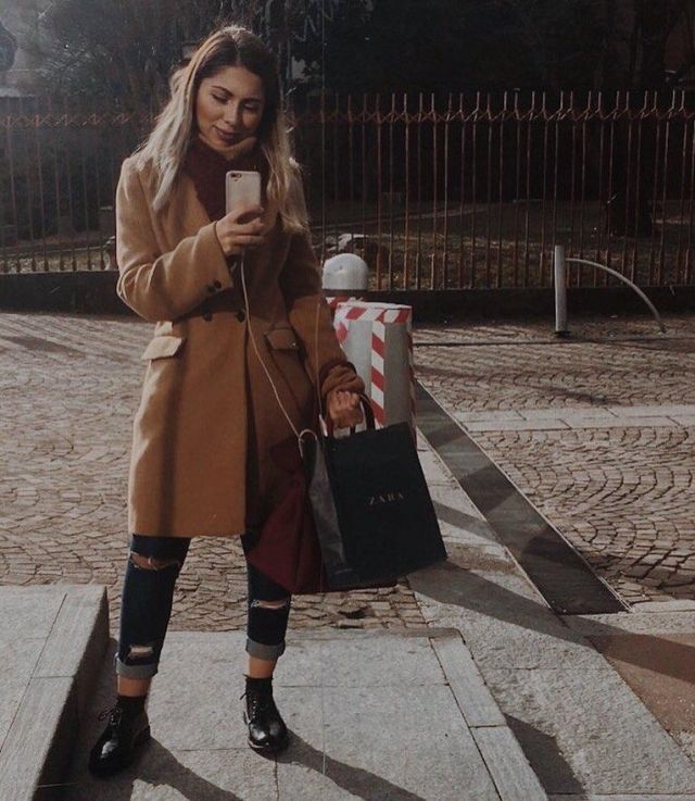 Dou­ble Breast­ed Coat Beige of Arianna on the Instagram account @ariannatavaglione