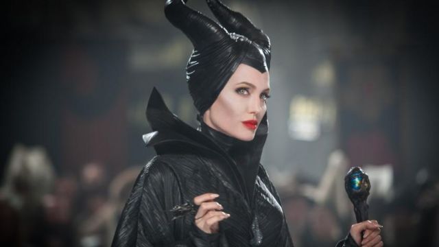 The complete outfit of Maleficent (Angelina Jolie) in Evil