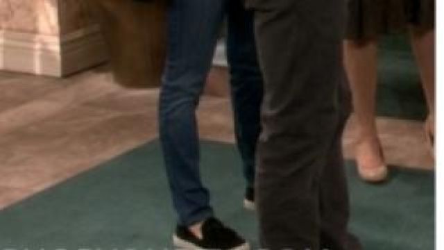 Chaussures baskets à pompom de Penny (Kaley Cuoco) dans The Big Bang Theory (S11E09)