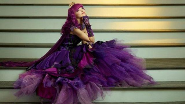The purple dress of Mal (Dove Cameron) in the Descendants