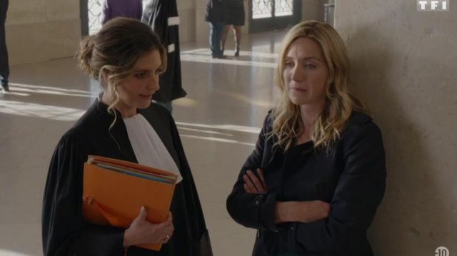 The trench coat navy blue by Solène (Cyrielle Debreuil) in Olivia (S01E01)