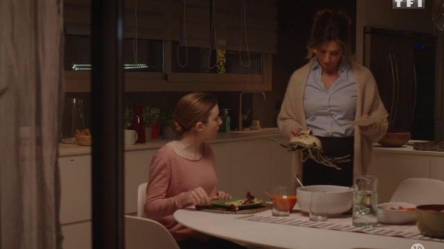 Le gilet beige de Olivia (Laëtitia Milot) dans Olivia (S01E01)