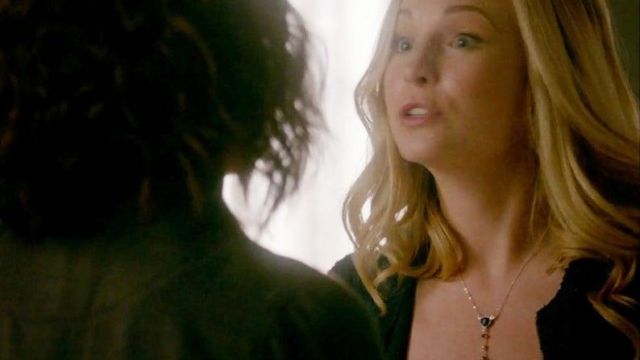 Le collier de Caroline Forbes (Candice King) dans Vampire Diaries