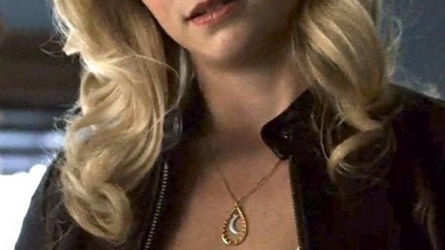 The necklace of the moon of Caroline Forbes (Candice King) in Vampire Diaries