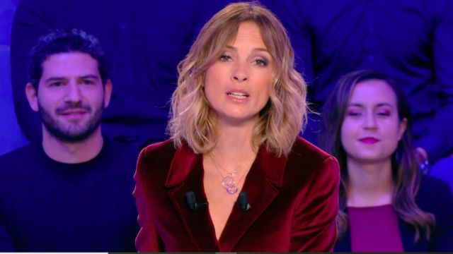 La veste velours en coton extensible,ceinture à nouer à la taille de Isabelle Ithurburu dans Canal Rugby Club le 20.10.2019