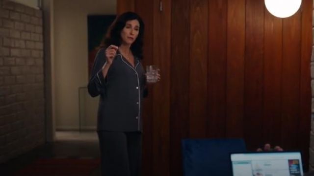 J Crew Navy Blue Vintage Pijama usado por Delia (Michaela Watkins) en The Unicorn Temporada 1 Episodio 4