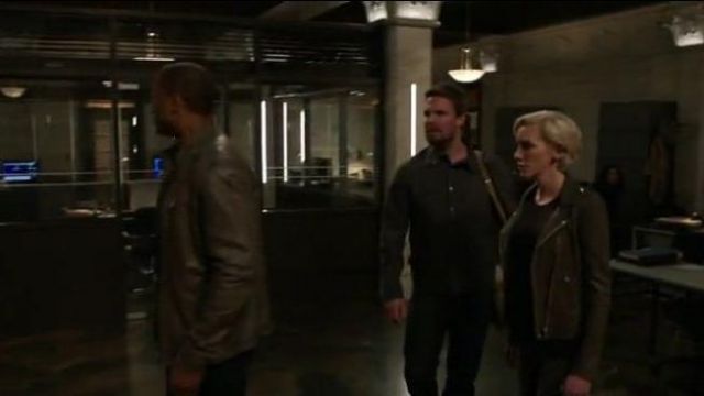 Iro Noir Ashville Veste portée par Laurel Lance (Katie Cassidy) dans Arrow Saison 08 Episode 01
