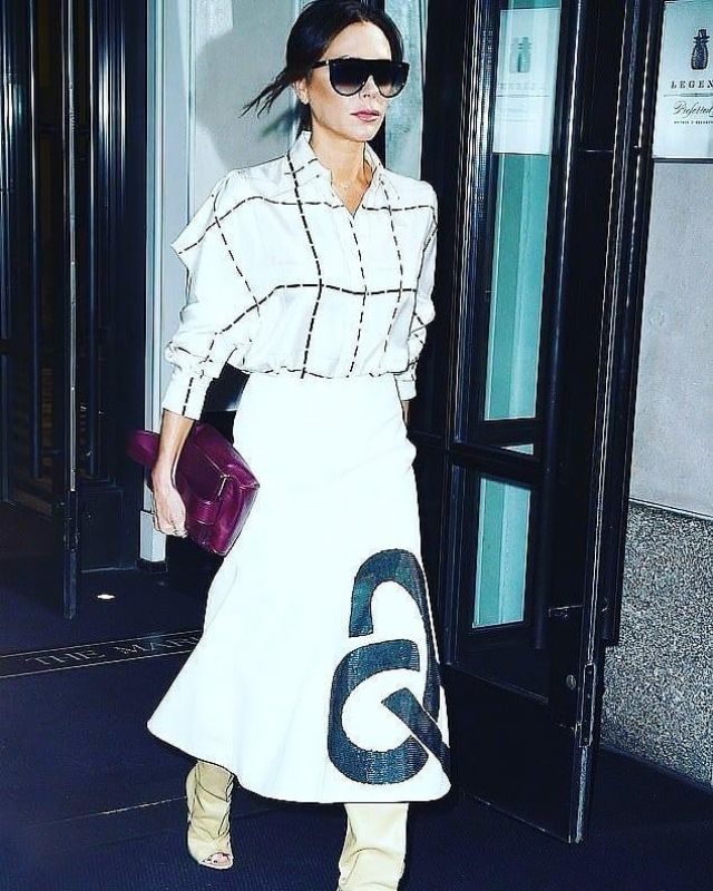 Victoria Beckham écharpe de détails consultez la blouse en soie porté par Victoria Beckham, La Marque de l'Hôtel, le 18 octobre 2019