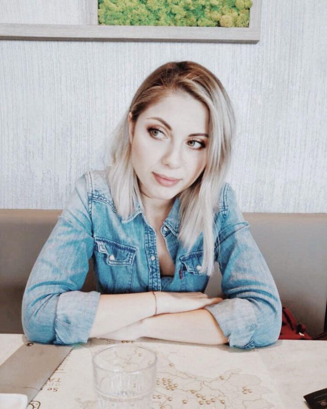 Den­im shirt blue of Arianna on the Instagram account @ariannatavaglione