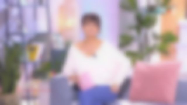 Le pull en cachemire col V à clous de Faustine Bollaert dans Ça commence aujourd'hui le 21.10.2019
