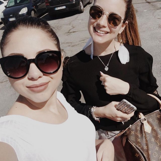 Sun­glass­es black of Arianna on the Instagram account @ariannatavaglione