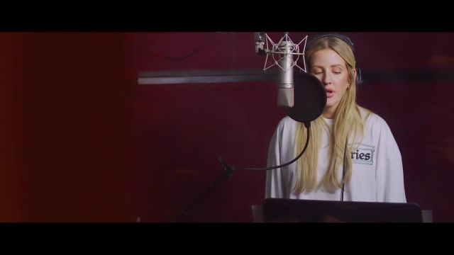 White sweatshirt worn by Ellie Goulding in the music video Andrea Bocelli - Return To Love ft. Ellie Goulding