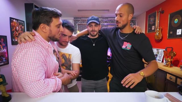 Tee shirt noir a inscription MTV de Carlito dans LA BATAILLE DES OPÉS (point de vue Mcfly & Carlito)