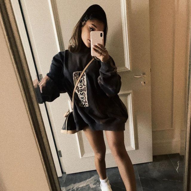 Le pull gris porté par Ariana Grande sur son compte Instagram @arianagrande