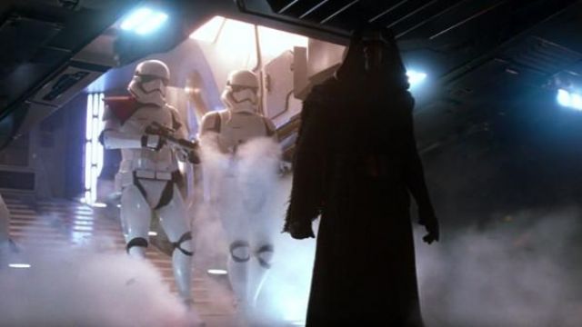La réplique du Costume de Kylo Ren (Adam Driver) dans Star Wars : Le Réveil de la Force
