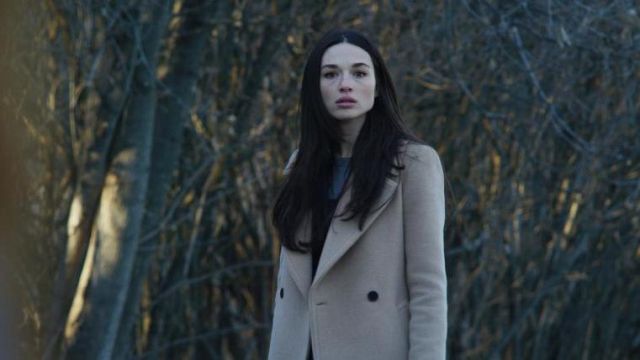 The trench coat beige Beth (Crystal Reed) in Ghostland