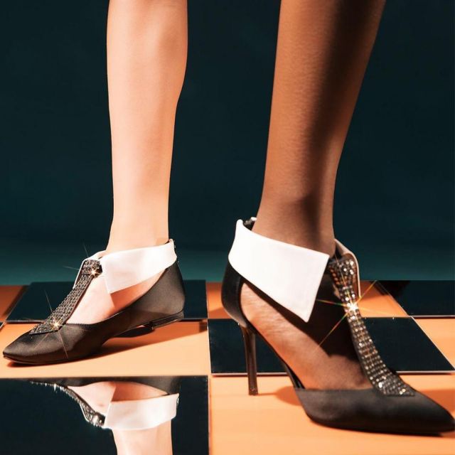 Ballerinas black tie and white collar to Katy Perry on his account Instagram @katyperry