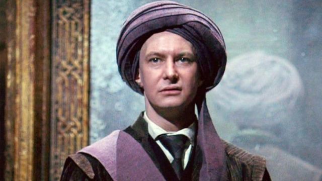 The replica of the outfit of the Professor Quirrell (Ian hart) in Harry Potter and the sorcerer's stone