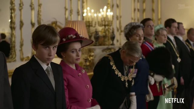 Rose manteau porté par la Reine Elizabeth II (Claire Foy) dans La Couronne (S03)